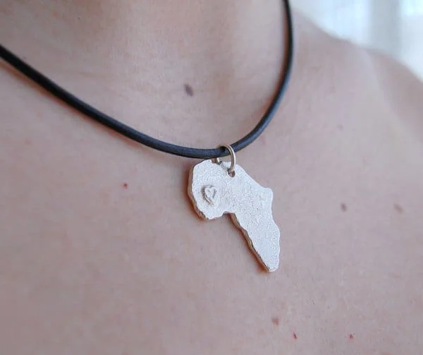 Collar De Mapas De África Por Fundición De Arena