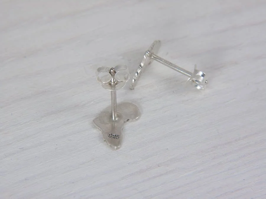 detalle de pendientes de plata africana