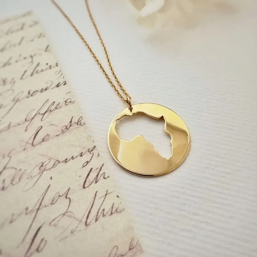 Colgante Redondo dorado África 3 by AfricanDreamland Colgante Redondo dorado África - Imagen 3