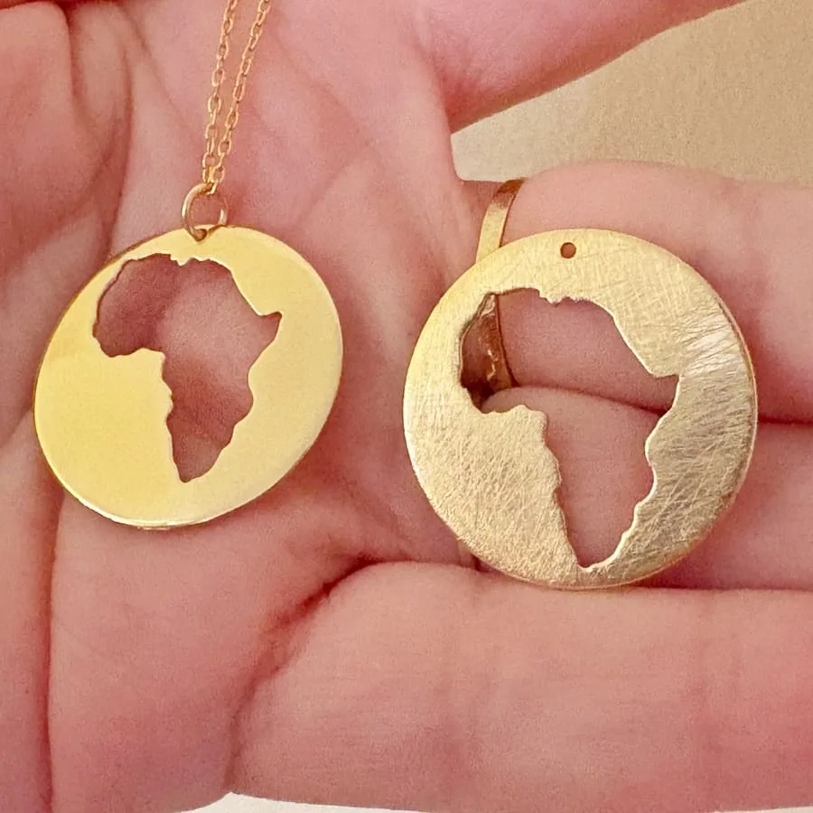 Colgante Redondo dorado África 4 by AfricanDreamland Colgante Redondo dorado África - Imagen 4