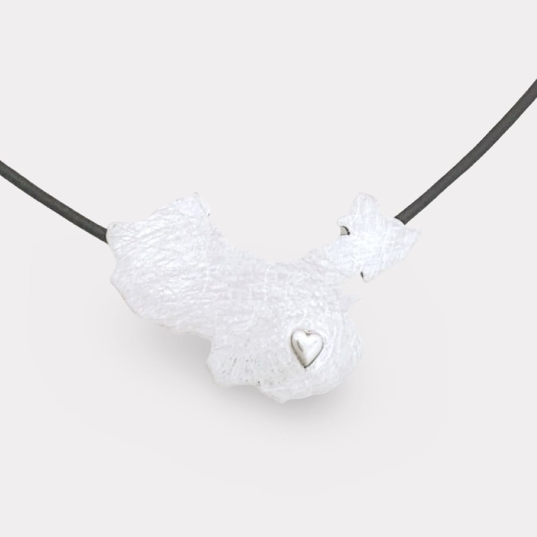 Collaret del mapa de la Xina amb cor 1 by AfricanDreamland China Map Necklace with Heart
