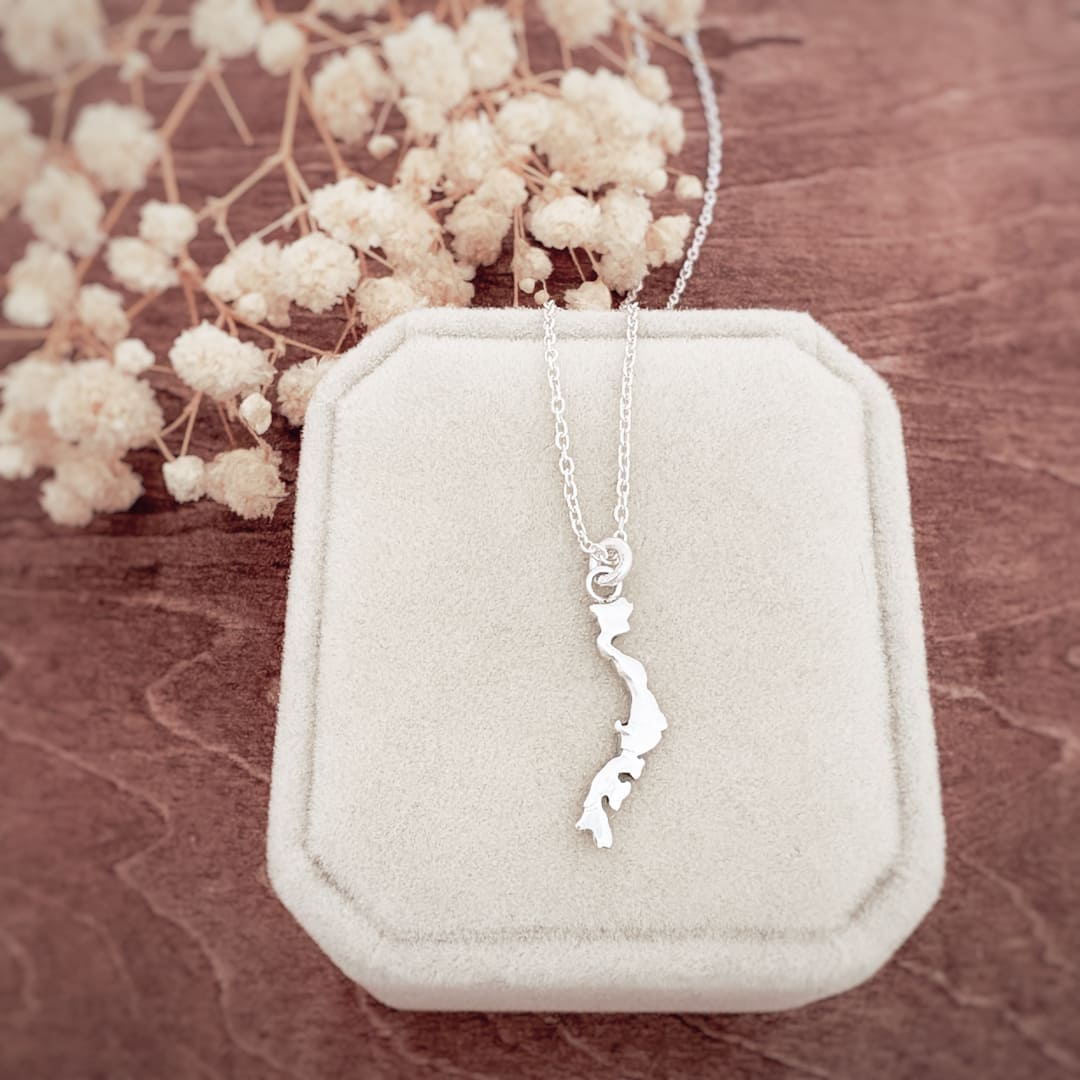 Collaret del Japó 1 by AfricanDreamland Japan necklace inspired by the distinctive map of Japan.