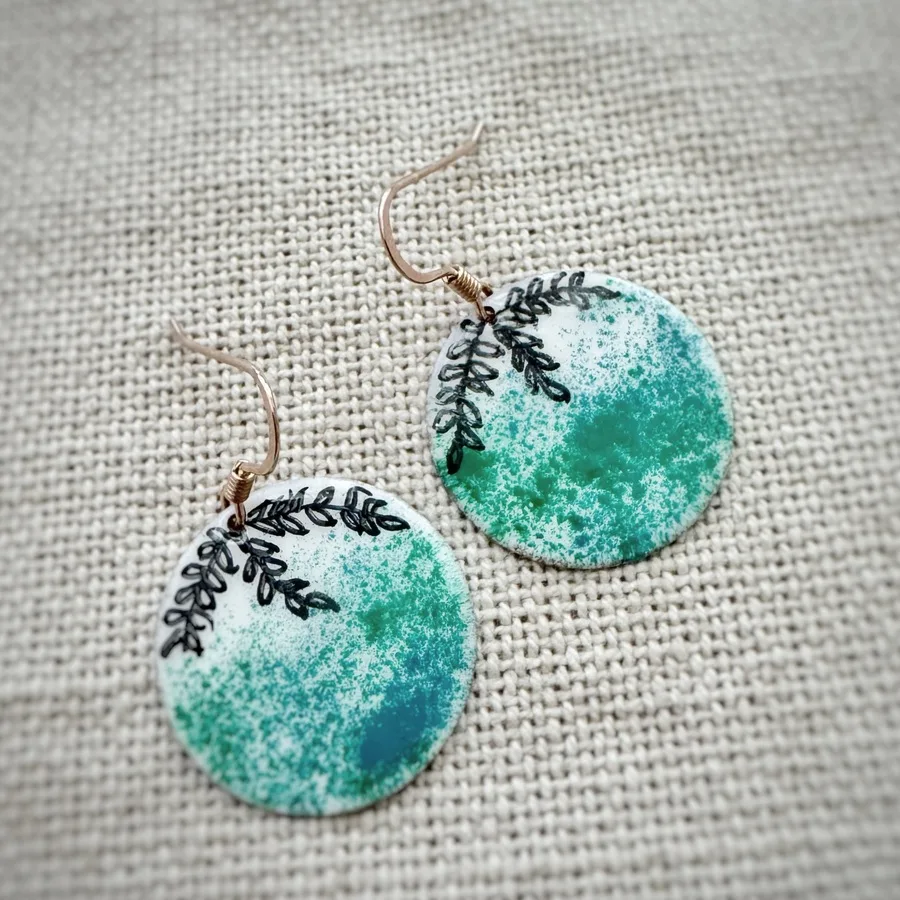Pendientes redondos botánicos verdes artesanales con tonos verdes, cobre texturizado y esmaltes a baja temperatura. Acabado con alambres de ganchillo de plata esterlina para un aspecto contemporáneo inspirado en la naturaleza. 