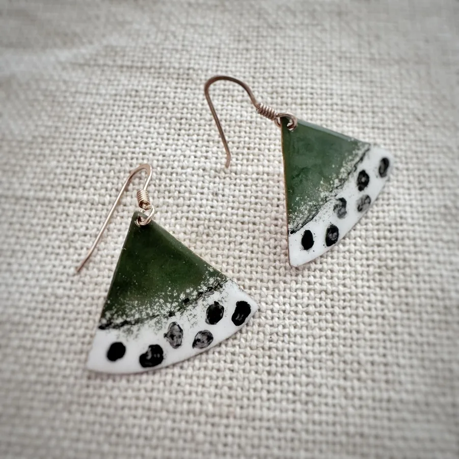 Pendientes de abanico verdes hechos a mano con cobre, esmaltes de baja temperatura y ganchos de plata de ley. Joyería artesanal contemporánea con detalles abstractos y texturizados. 