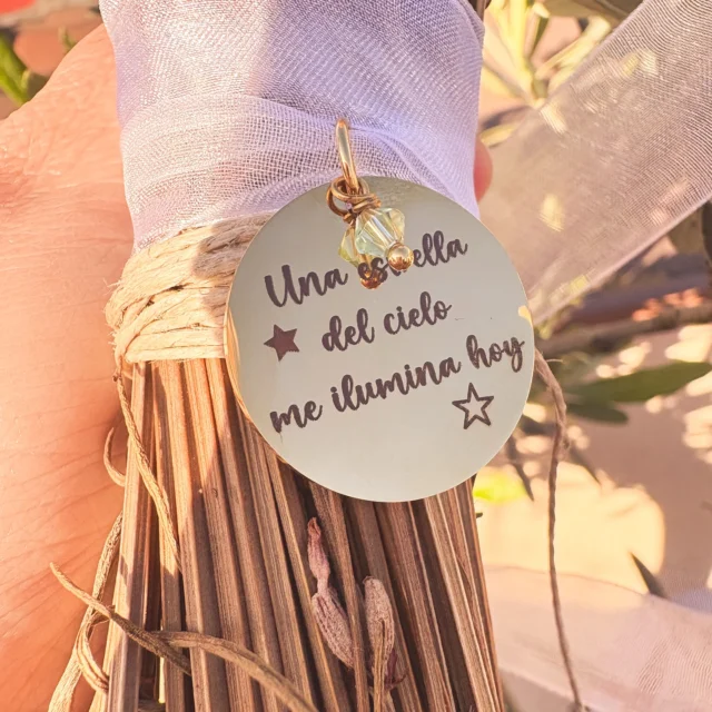 Esta semana ha sido mucho de quedarse en casa, de trabajar, de descansar y de añorar.
Y en esa nostalgia de las personas que ya no están y que se echan tanto de menos hay un lugar muy especial para mi yaya.
Ella me cocinaba platos ricos en semana santa y me descubría la gastronomía de su pueblo adoptivo cuando íbamos allí, Astorga, y sus ricas torrijas.
Estos días la he echado mucho de menos.Os dejo unas pocas imágenes de mi semana, hay muchas más pero me las guardo como tesoros.
Medallas de ramos de novia que recuerdan también personas que ya no están, joyas que he recuperado de mis inicios, esos mokumes de mentira improvisados que me encantaban, mis torrijas sin gluten, paseos con Freddy al sol, más medallas (monotema de esta semana) y mi último pinito culinario, las monas que nos comeremos mañana.
¿Qué tal tu semana?#resumensemanal #misemanasanta #medallaramodenovia #regalosparanovias #hechoamano #proyectosbonitos20 #añoranza #