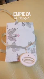 Empieza la magia ✨Cuando el ritmo baja,
cuando el trabajo de Navidad casi termina,
llegan los momentos que de verdad importan.La Navidad es mi época preferida y cada año sumamos un nuevo Adorno especial a nuestro arbolito. Este adorno tan maravilloso lo ha hecho a mano
@evaninasdecorativas . Me lo dió ya hace meses, pero he querido esperar a estos días para mostrarlo.
Eva crea muñecas artesanales de estilo vintage, con mil y un detalles que te fascinarán. Te invito a conocer su trabajo.Gràcies, bonica per aquest detall que per sempre acompanyarà el Nadal de la meva familia.🤍Artesanía de la buena, de la que se queda.#hechoamano
#artesanía
#navidadhechaamano