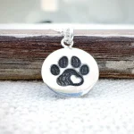 Dog Pawprint Pendant
Para quienes aman a sus animales: pequeñas piezas hechas a mano para llevarlos siempre contigo.Per a qui estima els seus animals: petites peces fetes a mà per portar-los sempre amb tu.For those who love their pets: small handcrafted pieces to keep them close every day.Show it in my website, Etsy or Amazon Handmade shop#petjewelry #doglovergifts #jewelrygiftideas #handmadejewelry #joyasdemascotas